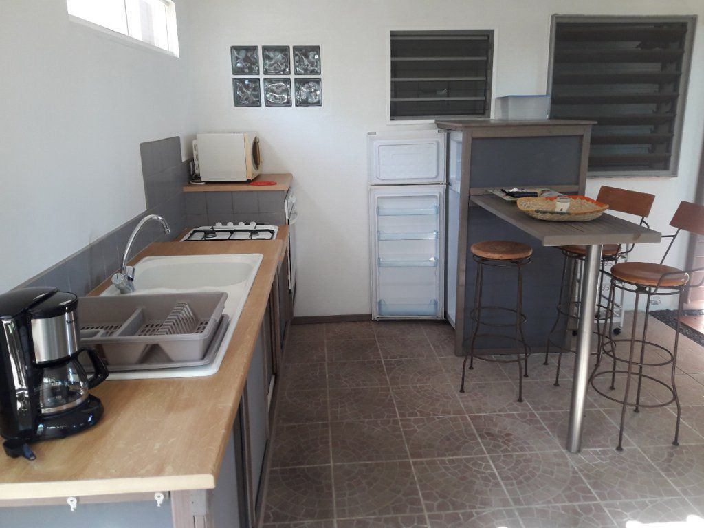 cuisine avec 2 fenêtres salle d'eau et fenêtre chambre (avec moustiquaires pour toutes les fenêtres)